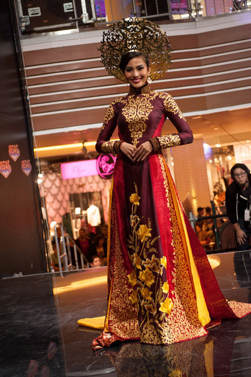 Missosology bình luận rằng bộ trang phục dân tộc của Trương Thị May mang đậm bản sắc văn hóa Việt Nam và vừa vặn một cách hoàn hảo. Bộ áo dài mang phong cách cung đình này kết hợp một cách hợp lý giữa màu vàng của cung đình và màu đỏ của quyền lực cùng với những bông hoa giữa tà áo đã làm nổi bật Trương Thị May giữa sân khấu. Bộ trang phục này của Trương Thị May được Missosology xếp vị trí thứ 4. 