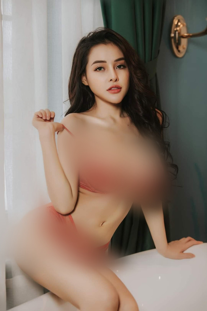 Ngân 98 và gu ăn mặc gợi cảm