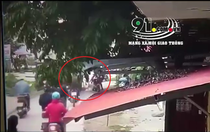 Clip: Bà ngoại bất cẩn khiến cháu ngã xuống đường rồi bị ô tô tải cán tử vong thương tâm Ảnh 2