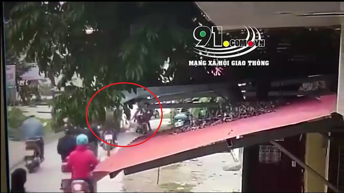 Khoảnh khắc bất cẩn của người lớn mới đây đã gây ra một vụ tai nạn thương tâm. Ảnh cắt từ clip