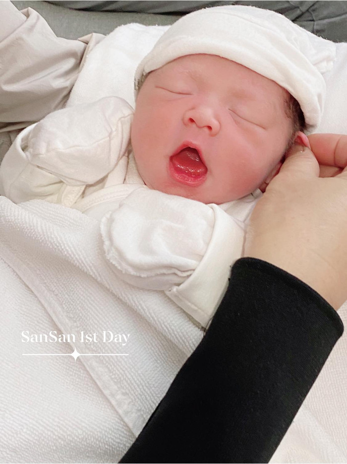 So với ngày đầu tiên đến với thế giới, em bé phát triển nhanh và khỏe mạnh