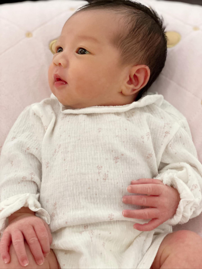 Ngóc nghiênG 'thần thánh', bé San San được nhận xét mũi cao giống bố