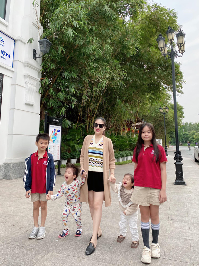 Mẹ bỉm sữa đã quay trở lại với công việc, nhan sắc khiến chị em 'ganh tị' dù đã 'đùm đề'