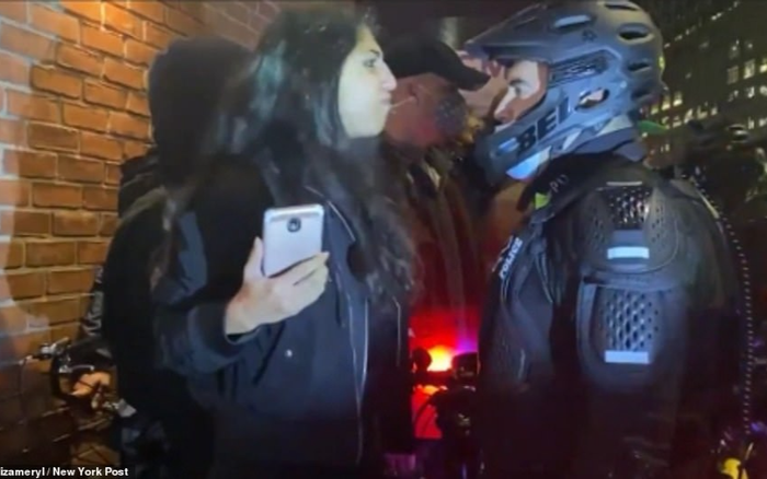 Người chống Trump quá khích: Nhổ nước bọt, chửi cảnh sát Ảnh 2