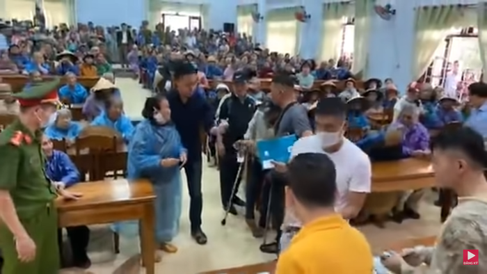 Thủy Tiên và Công Vinh hỗ trợ mỗi người dân nơi đây 2 triệu