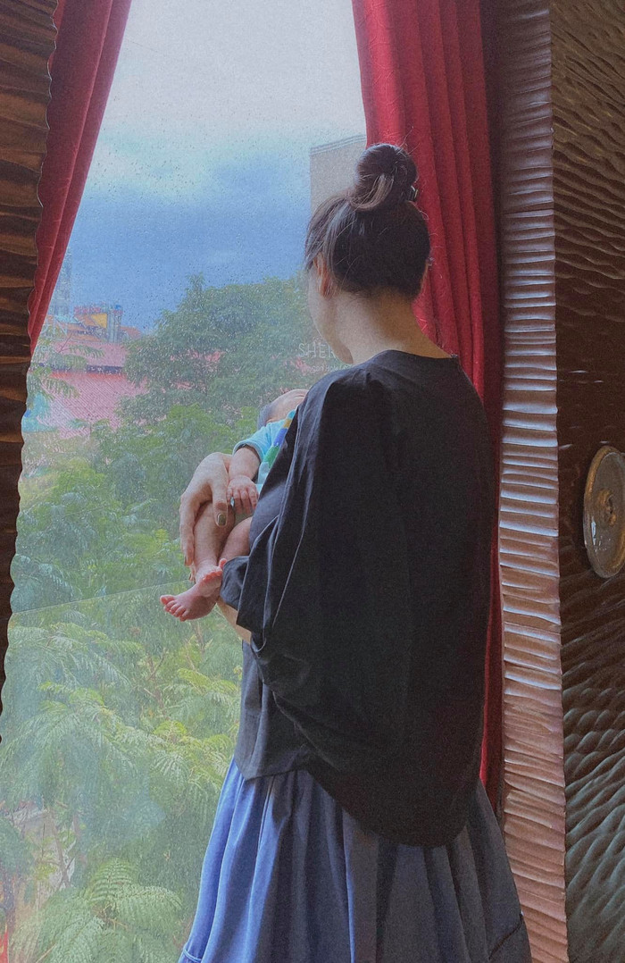 Dân tình gọi Đàm Thu Trang là 'hotmom nghiện con', trên trang cá nhân toàn khoe ảnh Suchin