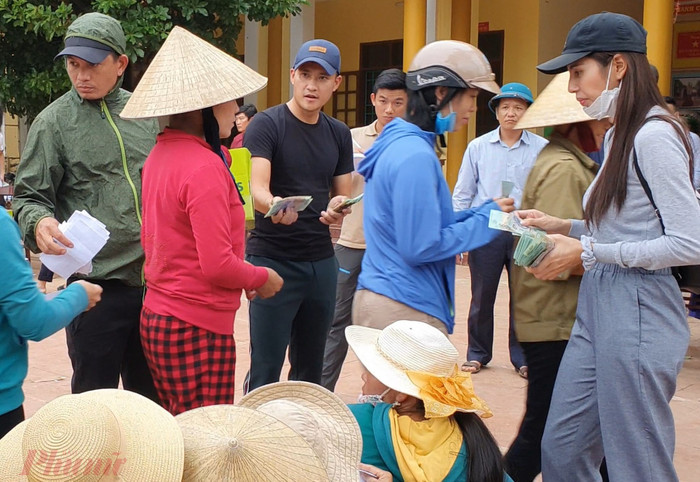 Thủy Tiên xin lỗi các bác trưởng xóm - trưởng thôn, mong muốn anti-fan ngừng chiến Ảnh 8