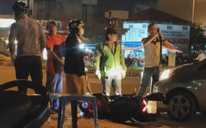 Clip: Sau va chạm giao thông, tài xế ô tô hành hung cặp đôi đi xe máy khiến cư dân mạng bức xúc Ảnh 2