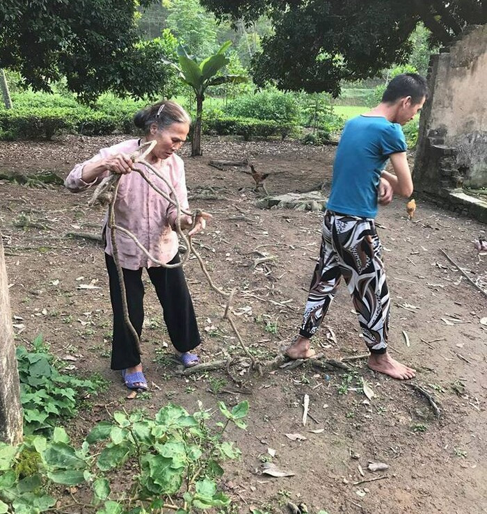 Hình ảnh bà Lực chăm đàn con ngây dại gây xúc động cách đây hơn 3 năm.