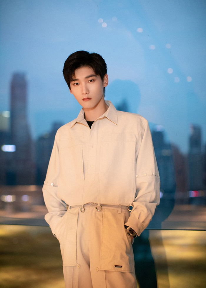 Hình Chiêu Lâm đảm nhận vai nam chính trong Thế giới nợ tôi một mối tình đầu và anh hợp tác với Bạch Lộc