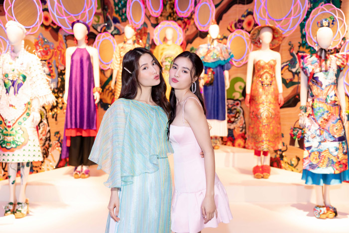 Cô và Ninh Dương Lan Ngọc pose dáng vui vẻ. 