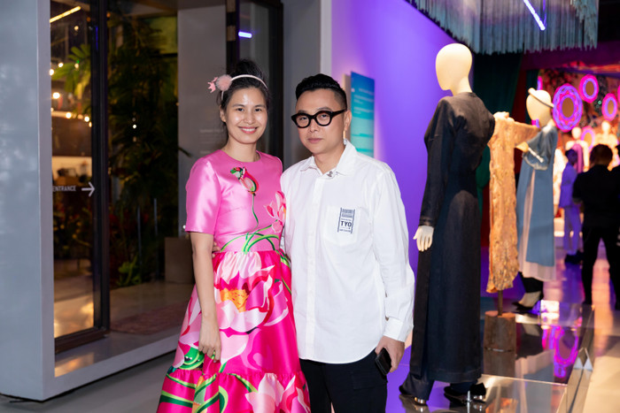 NTK Công Trí đến chúc mừng NTK Thủy Nguyễn. 