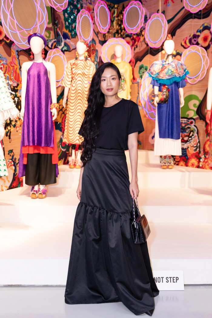 Nhã Trúc mang đến set đồ đen tương phản về chất liệu, tạo hiệu ứng kéo dài đôi chân. 