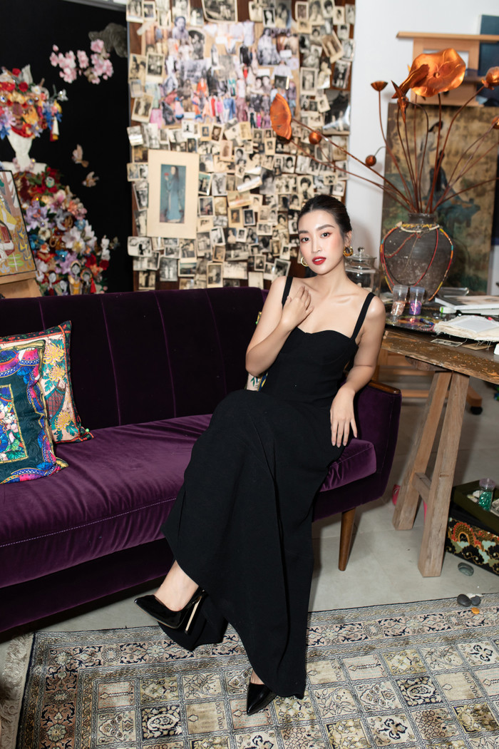 Triển lãm quy tụ hơn 100 hiện vật, bao gồm: 60 thiết kế trong những bộ sưu tập của Thuy Design House từ năm 2011-2020 và nhiều cổ vật, phụ kiện, cũng như những tác phẩm nghệ thuật là nguồn cảm hứng sáng tạo của nhà thiết kế Thủy Nguyễn.