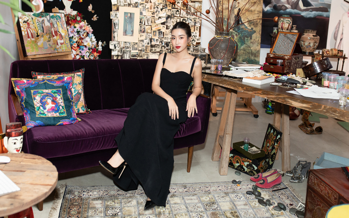 Hoa hậu Đỗ Mỹ Linh diện váy hai dây thanh nhã, khoe nhan sắc ngọt ngào khiến fan si mê Ảnh 2