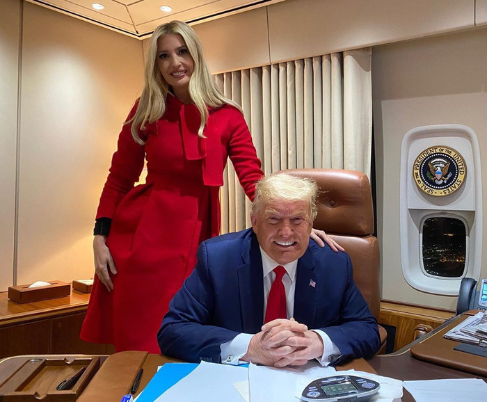 Thời trang nền nã nhưng đắt giá của Ivanka Trump & Melania Trump xuyên suốt cuộc bầu cử Mỹ 2020 Ảnh 5