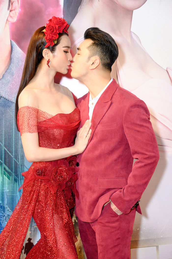 Hai vợ chồng tình tứ khóa môi nhau trong sự kiện.