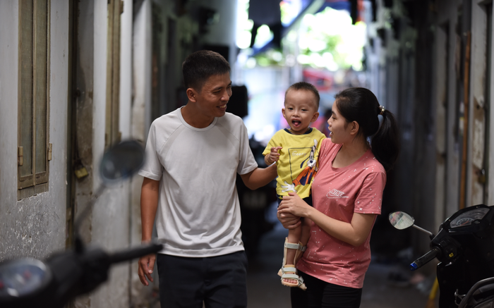 Tài xế xe ôm nuôi con bệnh tim khóc nghẹn vì bị trộm xe máy trong 5 giây vừa được tặng xe mới Ảnh 2