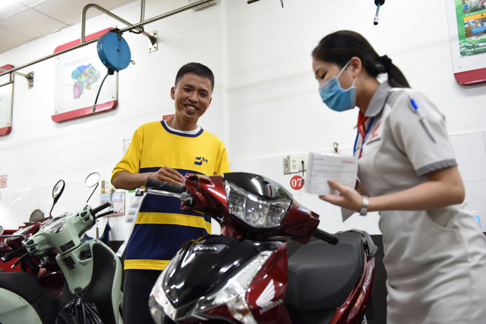 Anh Út vui mừng khi được tặng xe máy mới.