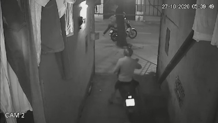 Tên trộm bẻ khóa chiếc xe máy trong 5 giây.