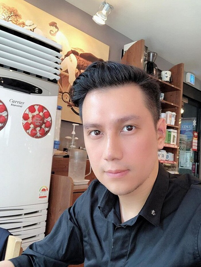 Trước đó nhiều khán giả đã bày tỏ sự tiếc nuối vì hậu phẫu thuật thẩm mỹ, khuôn mặt của Việt Anh không còn nam tính như thuở trước, chưa kể lại cứng đơ, thiếu tự nhiên và có phần nữ tính.