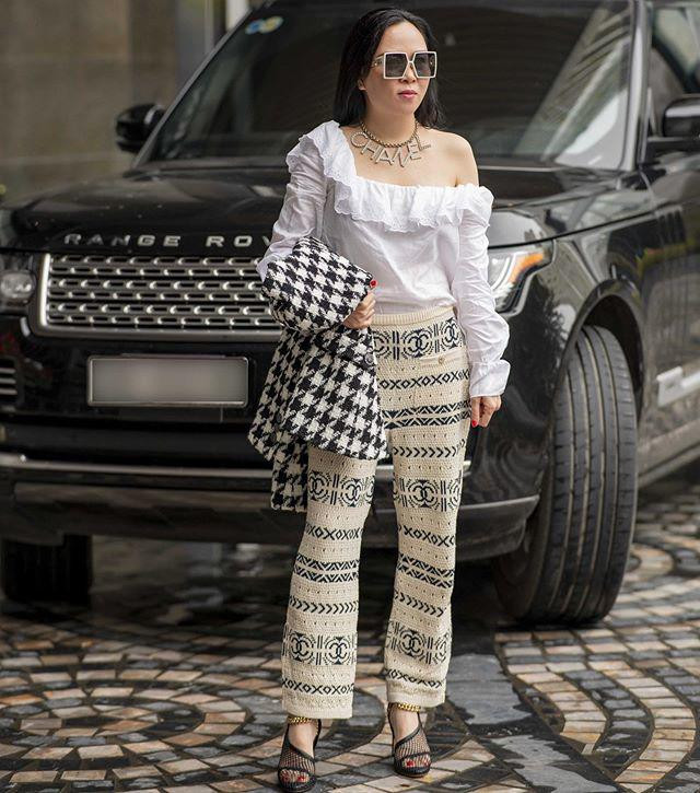 Dẫu thế, đôi lần nữ doanh nhân vẫn tiếp tục mắc phải lỗi phối nhiều họa tiết, cầu kỳ, rườm rà. 