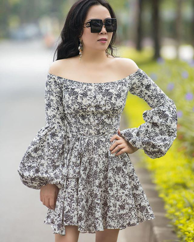 Các mẫu váy hoa trễ vai rất được yêu thích. 