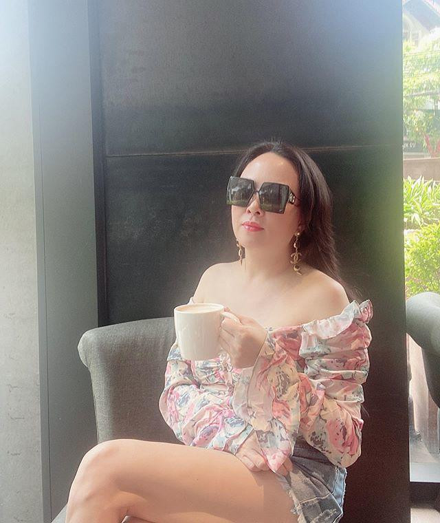 Cô thường ưu ái các trang phục nhiều tầng lớp, xếp nếp cầu kỳ, khoe chút nơi bờ vai. 