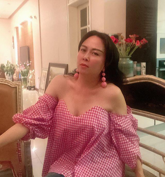 Từng bị chê bai nhiều về gout thời trang, nhưng dạo gần đây, Phượng Chanel đã có sự thay đổi nhiều về phong cách, các bộ cánh người tình Quách Ngọc Ngoan lựa chọn ít diêm dúa, cầu kỳ hơn. 