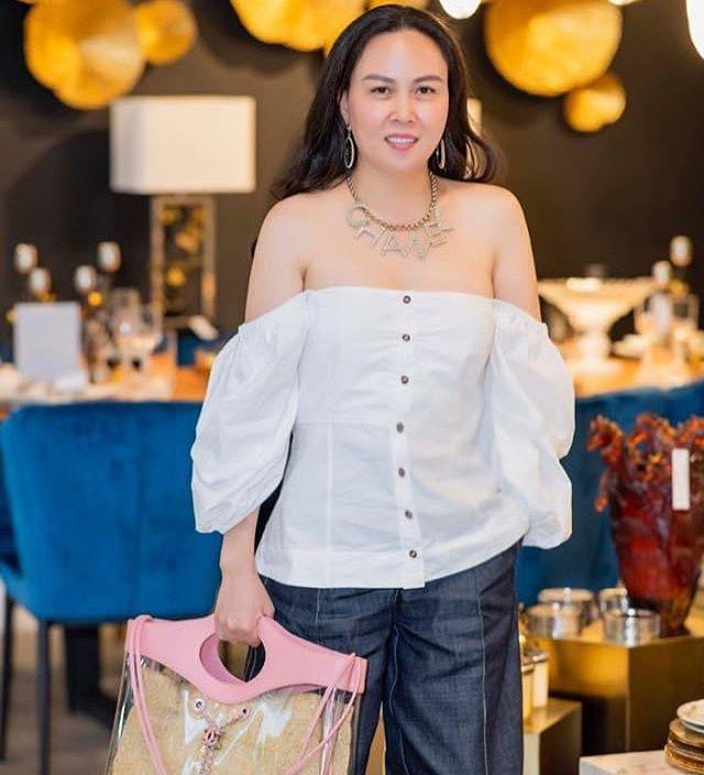 Thế nhưng việc cứ chọn hoài một kiểu đồ, từ ngày này sang ngày khác vô tình khiến hình ảnh người tình Quách Ngọc Ngoan trở nên nhàm chán, nhạt nhòa. 