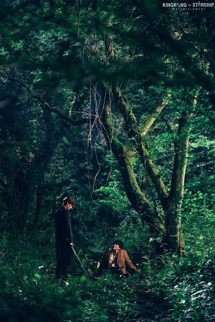 Rang không nhấc nổi chân vì bị thương, anh ngồi bệt xuống đất và quyết định từ bỏ mạng sống.