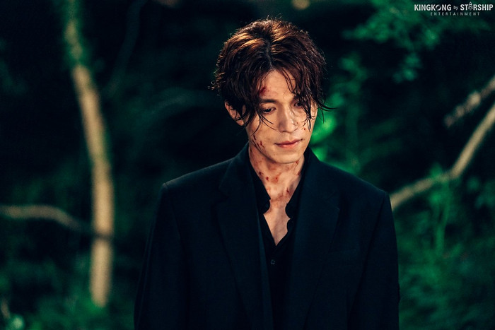 Gương mặt lạnh lùng, quyến rũ.