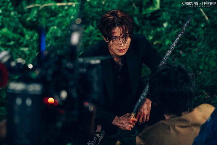 Yeon quay lại bảo: 'Vậy thì hãy cố mà sống rồi ngửi mùi hoa đi chứ'.