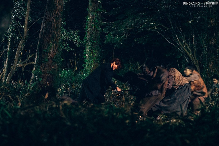 Cuối cùng, Yeon một mình chống trả bọn thây ma để Rang có thể đến cánh cửa trở về thực tại.