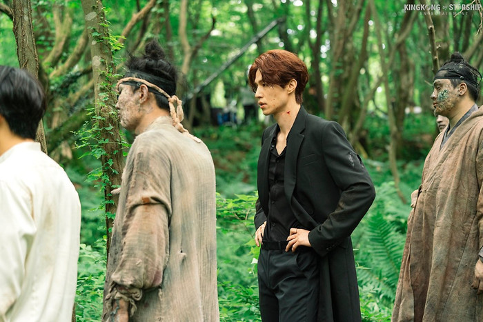 Nổi bật giữa các nhân viên đóng vai ma quỷ.