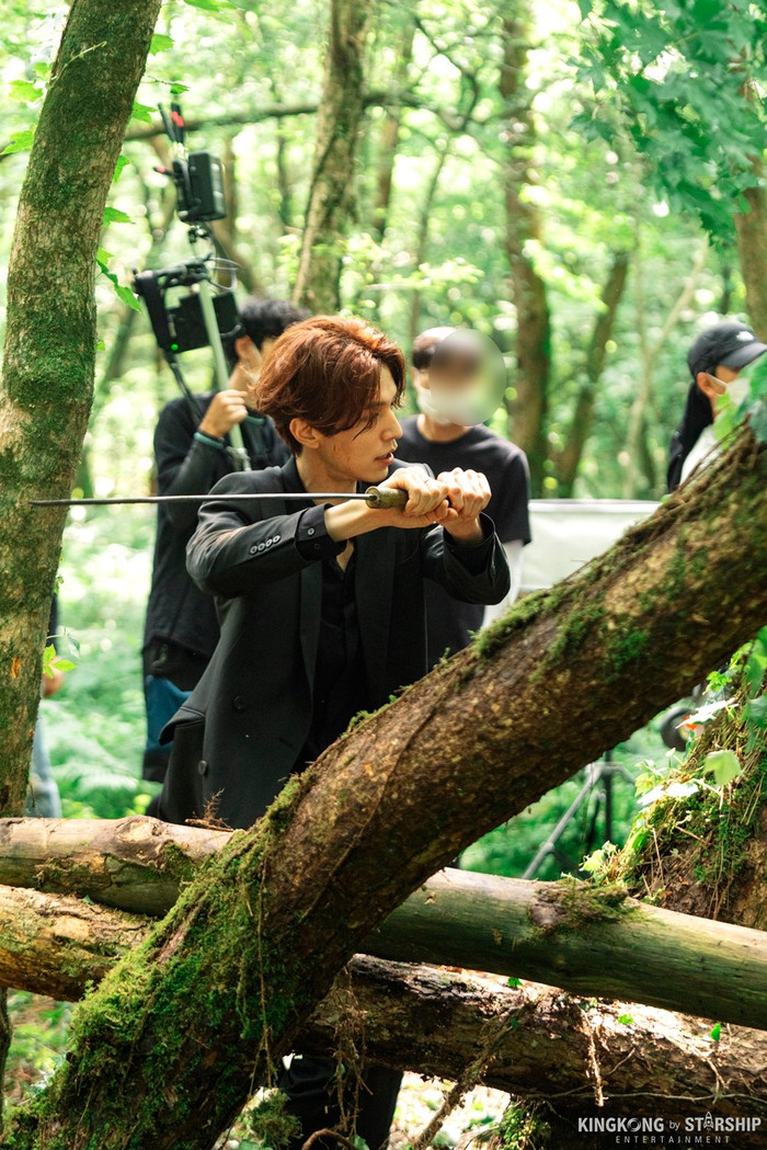 Vung kiếm dứt khoát.