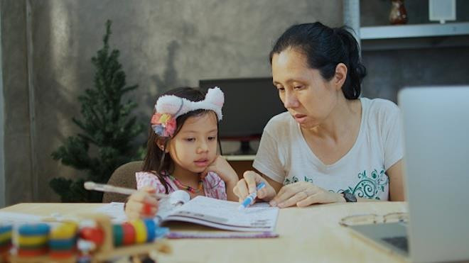 Áp lực công việc khiến cho nhiều phụ huynh tại Trung Quốc hiếm có thời gian để dạy học cũng như sửa bài cho con cái mình. Ảnh minh họa: iStock