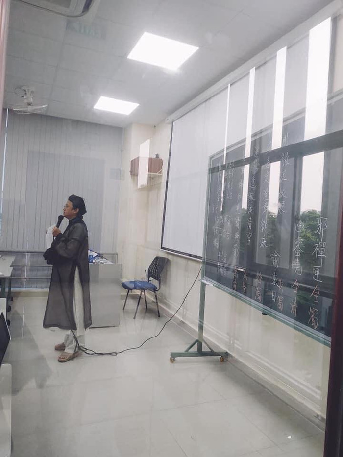 Thầy giáo mặc áo dài, đầu đội khăn đóng đứng lớp nhiều năm nay khiến sinh viên 'yêu làm sao cho hết'. Ảnh: Nguyễn Ngọc Yến