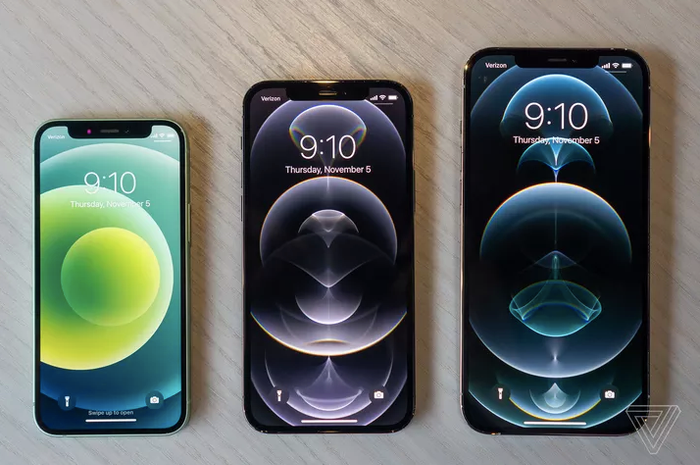 Từ trái qua phải: iPhone 12 mini, iPhone 12 Pro, và iPhone 12 Pro Max. Ảnh: The Verge
