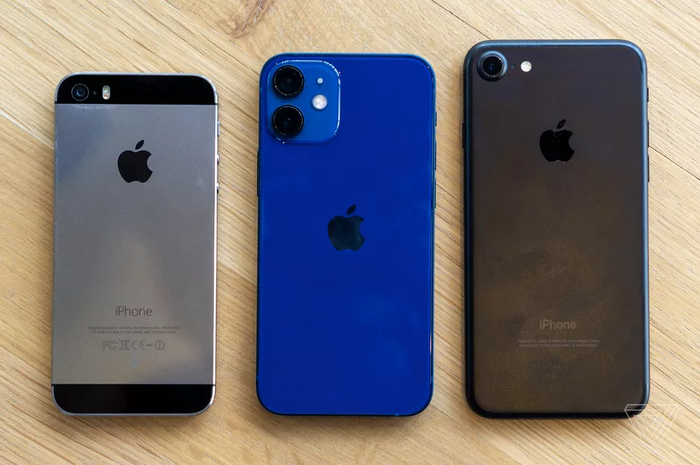 Từ trái qua phải: iPhone 5S, iPhone 12 mini, và iPhone 7. Ảnh: The Verge