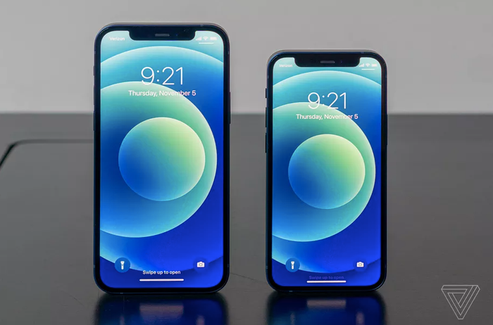 iPhone 12 (trái) và iPhone 12 mini (phải). Ảnh: The Verge