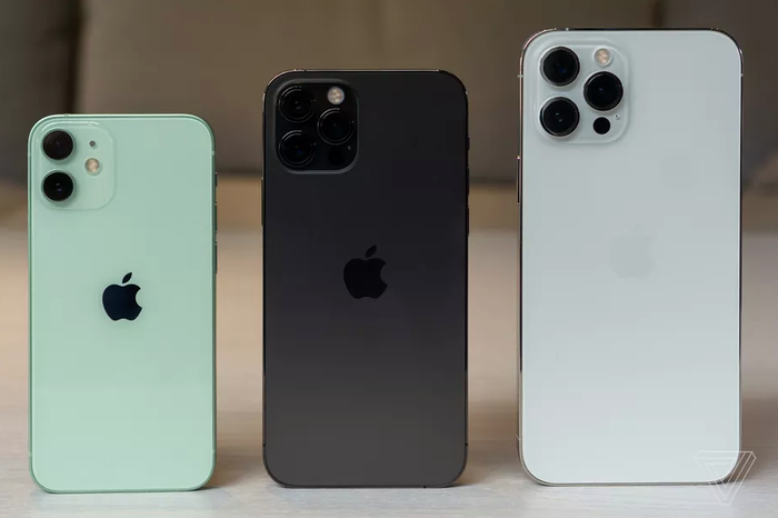 Từ trái qua phải: iPhone 12 mini, iPhone 12 Pro, iPhone 12 Pro Max. Ảnh: The Verge