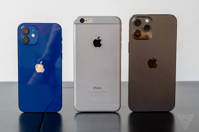 Từ trái qua phải: iPhone 12, iPhone 6 Plus, iPhone 12 Pro Max. Ảnh: The Verge