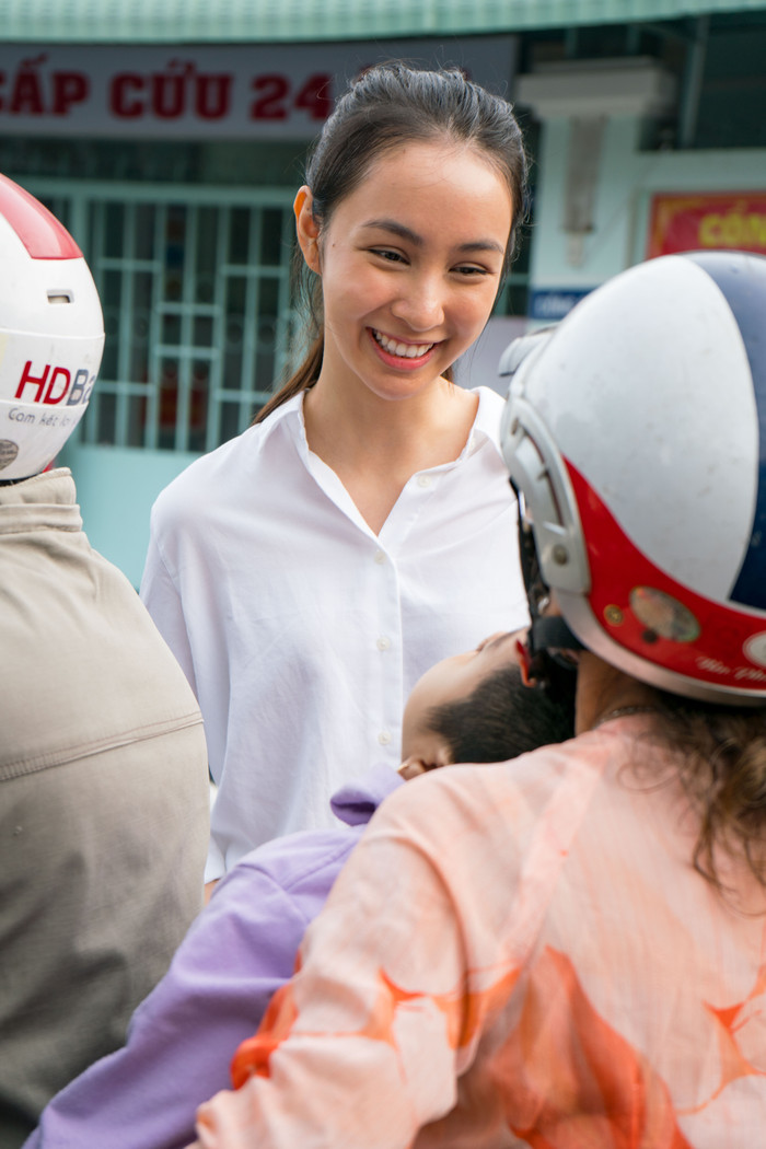 Phương Nga hóa Cô tiên xanh cùng thí sinh Hoa hậu Việt Nam thực hiện dự án nhân ái Liều thuốc yêu thương Ảnh 2