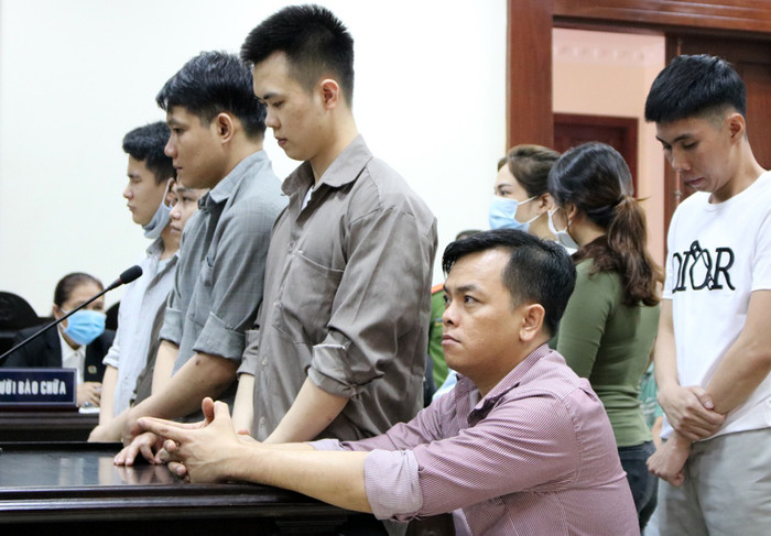 Phúc XO cùng các đồng phạm tại tòa. Ảnh: VNE