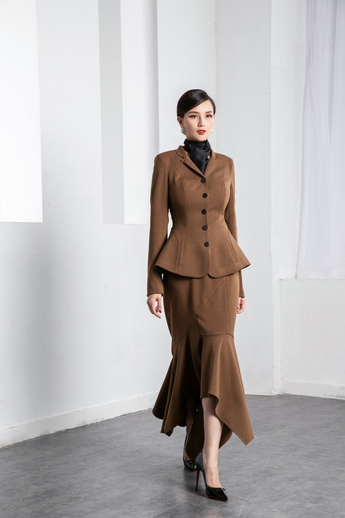 Những tín đồ thời trang không khỏi nhớ đến những chiếc váy được làm phồng bằng khung sắt của giới quý tộc thời xưa, di sản của những năm 1850s.