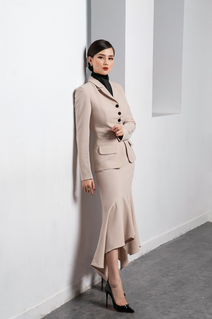 Điểm nhấn vào phần hông xoè của những chiếc áo vest cổ liền kết hợp với chân váy đuôi cá bên dưới đã tạo nên một tổng thể quyến rũ cho cơ thể của người phụ nữ