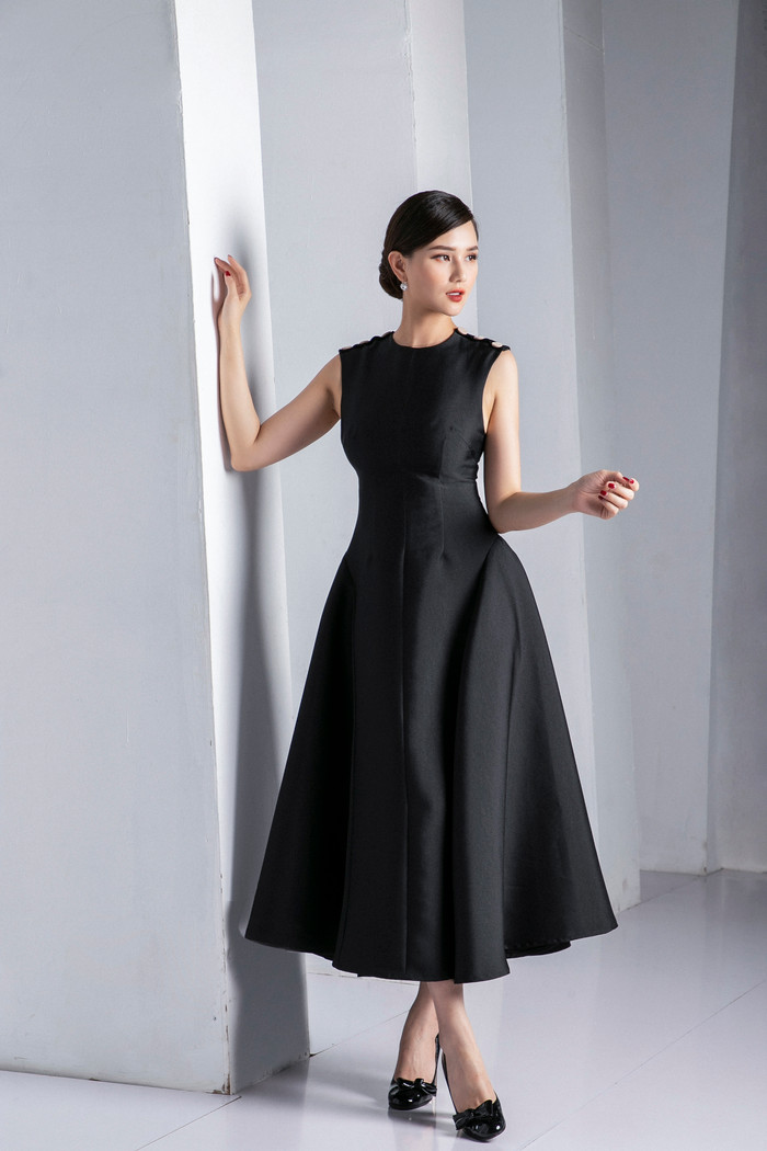 Những mẫu váy liền thân dài là điểm nhấn ở hai bên sườn tạo độ buông rũ 