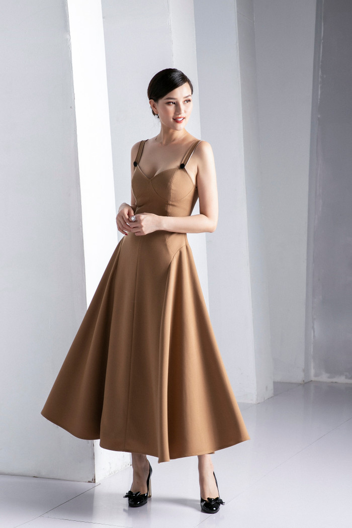 Với tông màu chủ đạo trầm và đen, những chiếc váy tạo nên một phong cách quý cô đầy gợi cảm và nữ quyền.