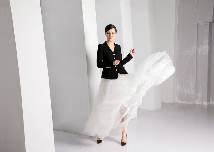 Xu hướng áo vest đen mix cùng váy mỏng tang thế này đang được dân tình hết sức chuộng mặc trong các sự kiện trang trọng 